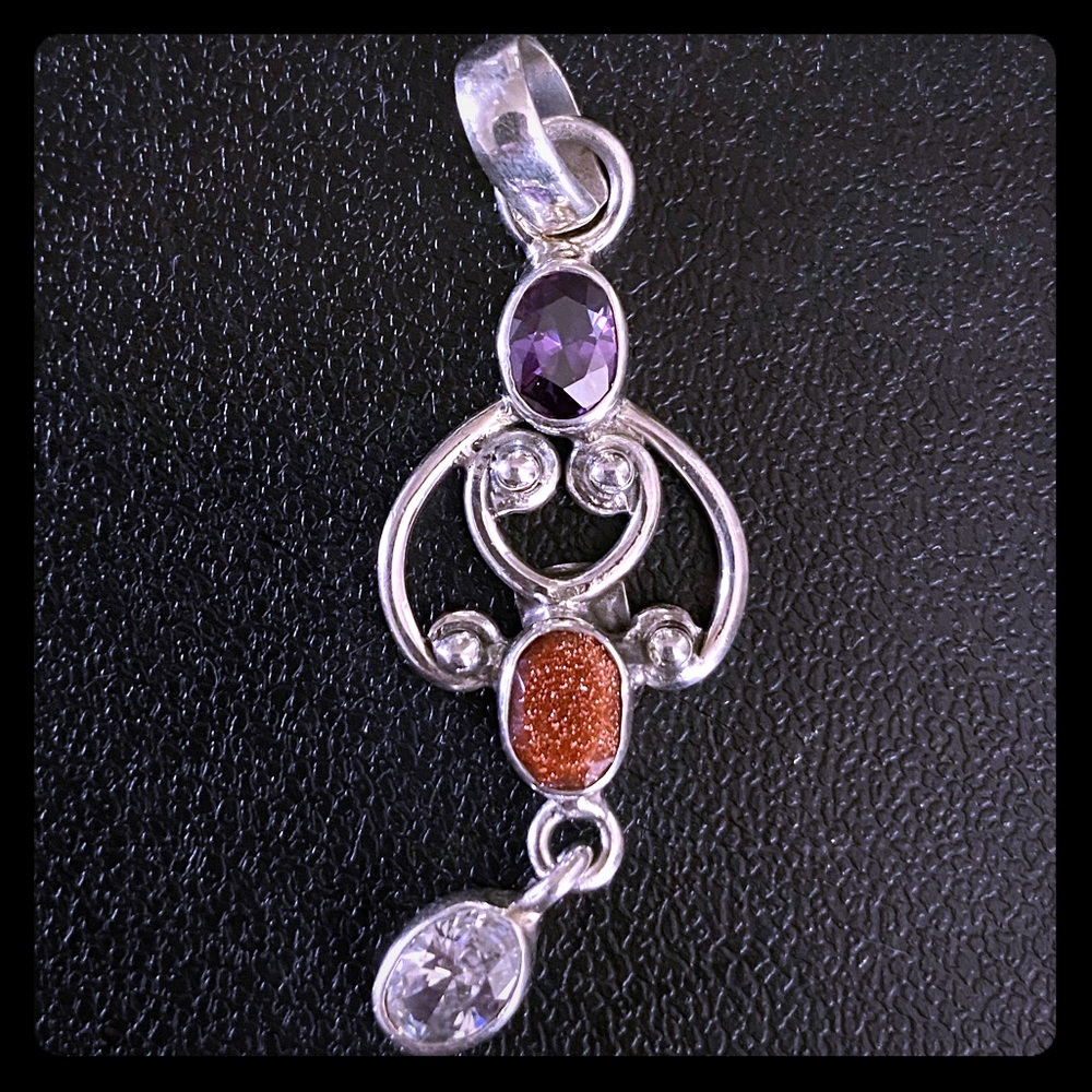 Three stone pendant .925